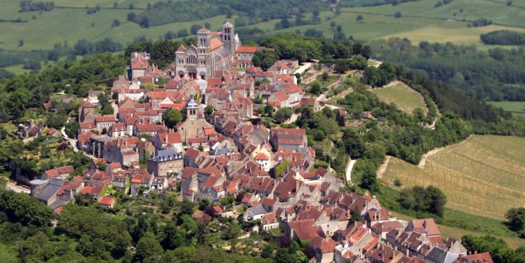 Vezelay, en Borgoña, es uno de los pueblos más hermosos de Francia CRUCEROS FLUVIALES CANALES DE FRANCIA AUXERRE ART DE VIVRE CRUCEROS PRIVADOS DE LUJO VEZELAY CANAL DE NIVERNAIS